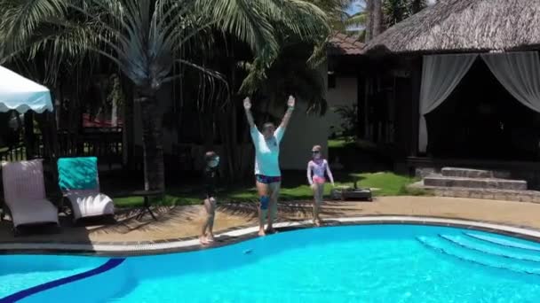 Schwimmtraining Schwimmbad Tropischer Natur Palmen Den Pool Glückliche Kinder Und — Stockvideo
