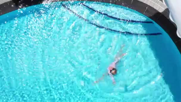 Treino Natação Piscina Natureza Tropical Palmas Volta Piscina Miúdo Feliz — Vídeo de Stock