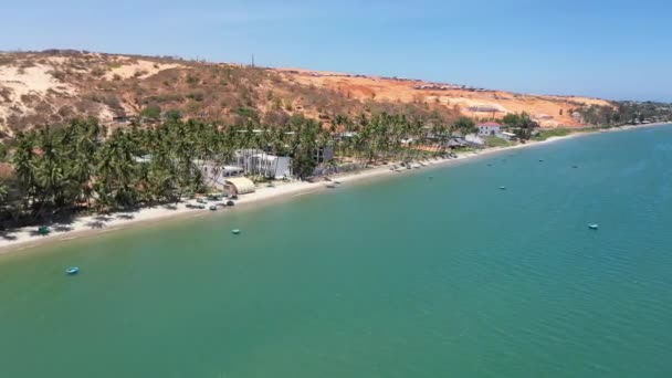 Kokosové Stromy Pláž Bílým Pískem Modrým Oceánem Slunečného Dne Jasné — Stock video