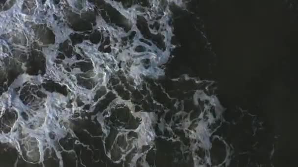 Вид Повітря Темні Хвилі Повільно Ламається Білою Піною Піщаному Березі — стокове відео