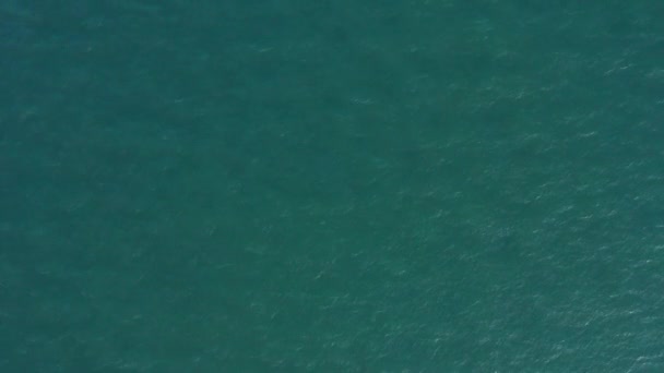 日落时鸟瞰蓝色和绿色的大海 鸟瞰蓝海的小浪 — 图库视频影像