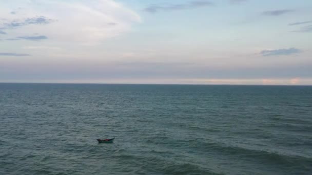 无人机带着五彩斑斓的米色裸体云从一个海滩飞到另一个地平线 用夕阳西下的云彩和渔船平静大海 — 图库视频影像