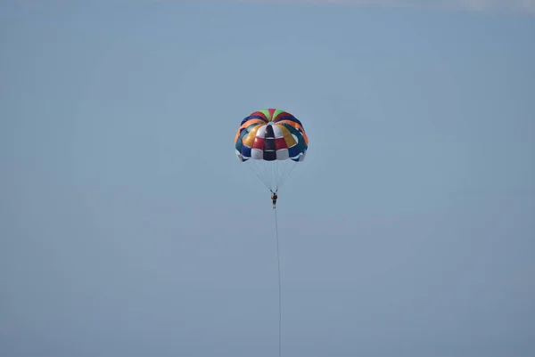 Parachutisme Dans Ciel Bleu — Photo