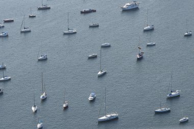 Teknelerden denizin içinde. Rio de Janeiro, Brezilya çekilmiş fotoğrafı