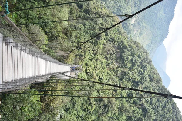 Ponte Suspensa Madeira Equador — Fotografia de Stock