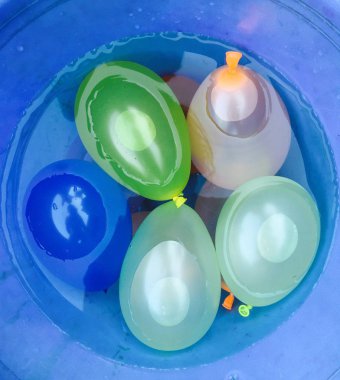 Bombuchas de agua para jugar al karnaval 