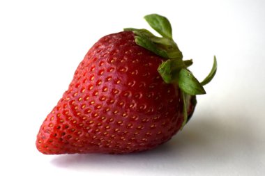 beyaz zemin üzerinde bir kırmızı çilek