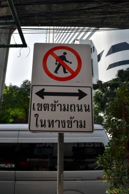 Bangkok 'ta trafik işaretleri: Yürümek yasak