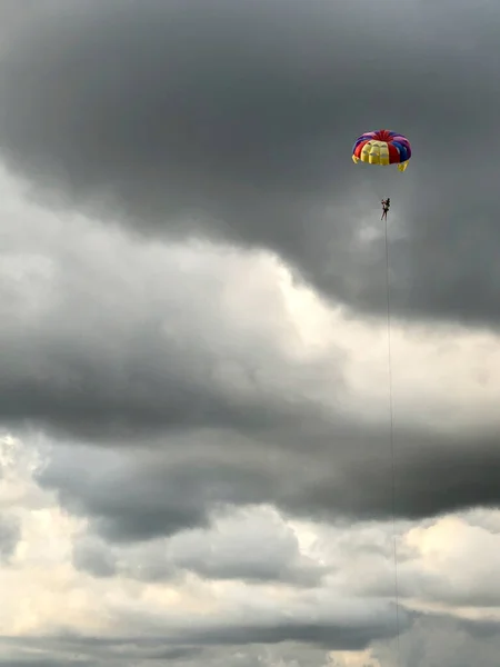 Parasailing Zachmurzonym Niebie Phuket — Zdjęcie stockowe