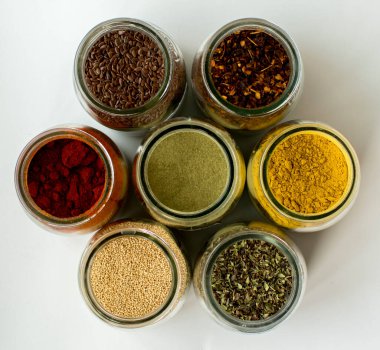 Farklı baharatların renkleri 