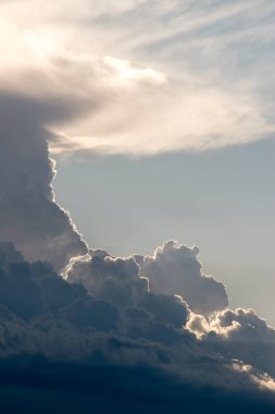 Fırtına öncesi sessizlik gökyüzünde bulutlar