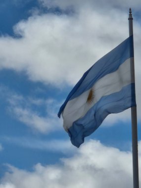 Arjantin bayrağı bulutlu bir gökyüzünde