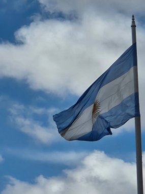 Arjantin bayrağı bulutlu bir gökyüzünde