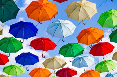 güneşli bir günde renkli şemsiyeler