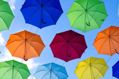 binalar arasında birçok parlak şemsiye astı