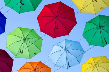 Gökyüzüne karşı birçok parlak şemsiye