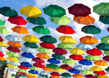 Renkli şemsiyeler asılı yükleme