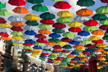 Renkli şemsiyeler asılı yükleme