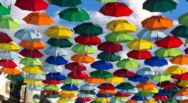 Renkli şemsiyeler asılı yükleme