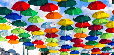 Renkli şemsiyeler asılı yükleme