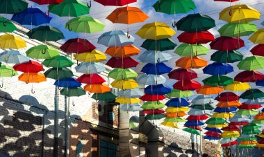 Renkli şemsiyeler asılı yükleme