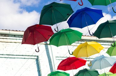 Renkli şemsiyeler asılı yükleme