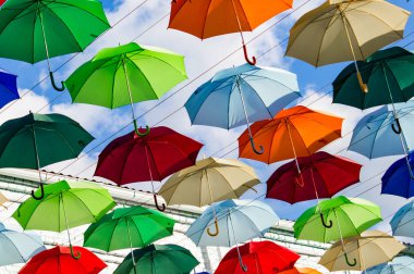 Renkli şemsiyeler asılı yükleme