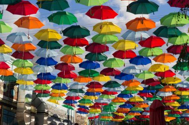 Renkli şemsiyeler asılı yükleme