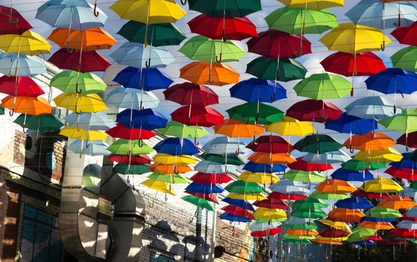 Instalace Závěsné Barevné Deštníky — Stock fotografie
