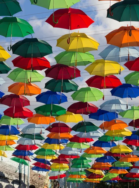 Renkli şemsiyeler asılı yükleme