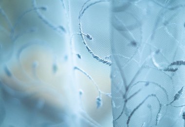 pencerenin üzerinde asılı ışık beyaz perde