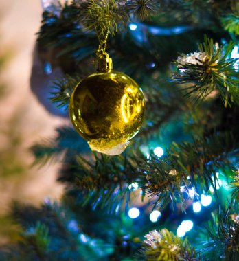 Noel ağacı oyuncak sokakta asılı