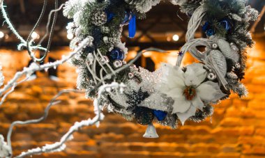 Noel'de duvardaki dekorasyon çelenk