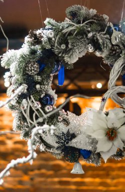 Noel'de duvardaki dekorasyon çelenk