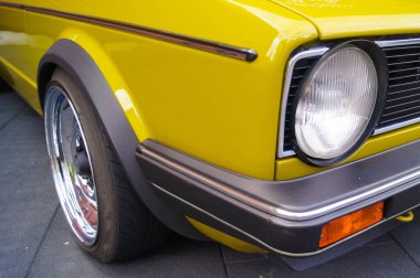 Eski bir araba yuvarlak Far