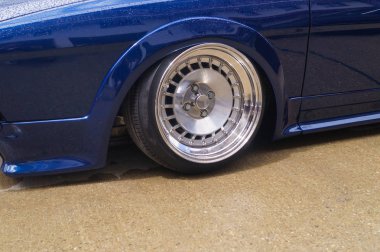 asfalt üzerinde duruyor araba tekerlek