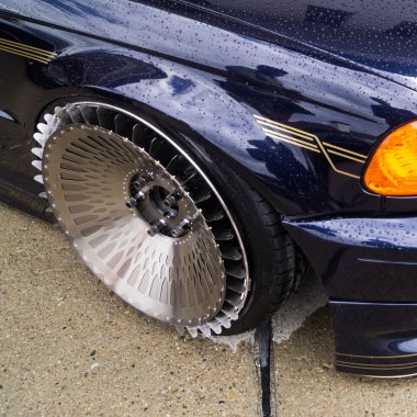 asfalt üzerinde duruyor araba tekerlek