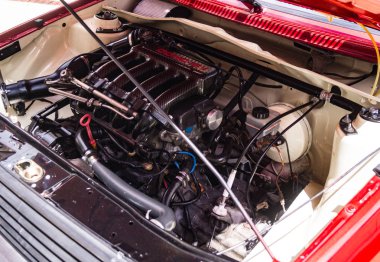 kırmızı araba kaputa açın