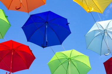 mavi, beyaz, kırmızı, sarı şemsiye