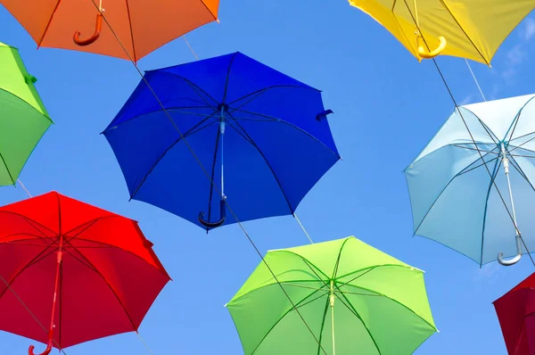 mavi, beyaz, kırmızı, sarı şemsiye