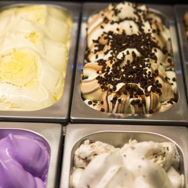 farklı renkler ve tadı yumuşak dondurma satan