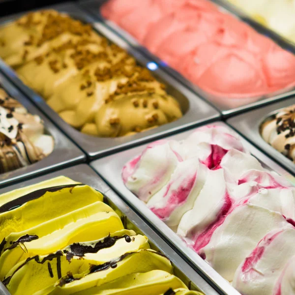 farklı renkler ve tadı yumuşak dondurma satan