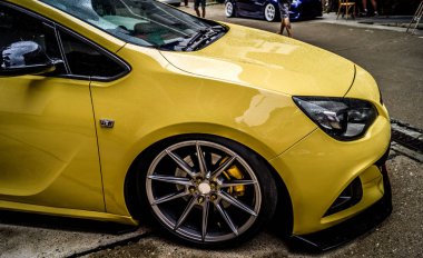 bir şehir sokak parlak spor araba