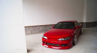 bir semt yıkandıktan sonra cadde üzerinde eski araba kırmızı duran