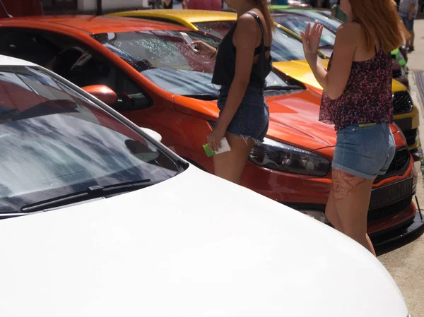 Mädchen Der Nähe Heller Autos — Stockfoto