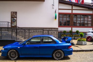 Sochi. Yaz 2018. Festivaller topraklı olay. Hava süspansiyon, spor araba, yeni cilalı tekerlekler, duruş, otel Park yerinde sergi ayarlama.