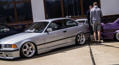 Sochi. Yaz 2018. Festivaller topraklı olay. Hava süspansiyon, spor araba, yeni cilalı tekerlekler, duruş, otel Park yerinde sergi ayarlama.