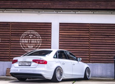 Sochi. Yaz 2018. Festivaller topraklı olay. Hava süspansiyon, spor araba, yeni cilalı tekerlekler, duruş, otel Park yerinde sergi ayarlama.