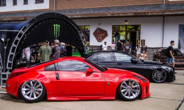 Sochi. Yaz 2018. Festivaller topraklı olay. Hava süspansiyon, spor araba, yeni cilalı tekerlekler, duruş, otel Park yerinde sergi ayarlama.