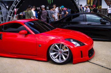 Sochi. Yaz 2018. Festivaller topraklı olay. Hava süspansiyon, spor araba, yeni cilalı tekerlekler, duruş, otel Park yerinde sergi ayarlama.